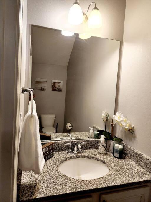 Entire Home- Gorgeous 3Br Townhome Pool, Grill, Washer, Dryer, 2 Free Drive Up Spaces Sleeps 6 Close To Everything Pcb! Panama City Beach Exterior photo