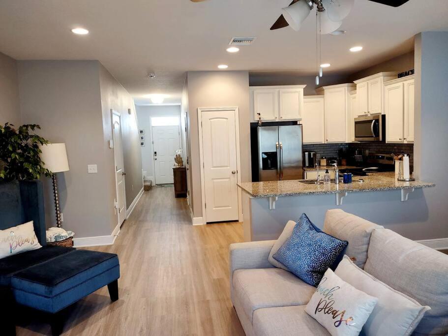Entire Home- Gorgeous 3Br Townhome Pool, Grill, Washer, Dryer, 2 Free Drive Up Spaces Sleeps 6 Close To Everything Pcb! Panama City Beach Exterior photo