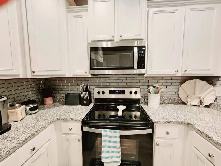 Entire Home- Gorgeous 3Br Townhome Pool, Grill, Washer, Dryer, 2 Free Drive Up Spaces Sleeps 6 Close To Everything Pcb! Panama City Beach Exterior photo