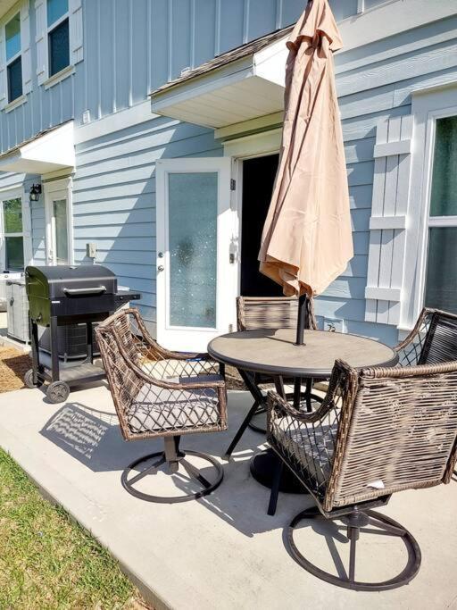 Entire Home- Gorgeous 3Br Townhome Pool, Grill, Washer, Dryer, 2 Free Drive Up Spaces Sleeps 6 Close To Everything Pcb! Panama City Beach Exterior photo